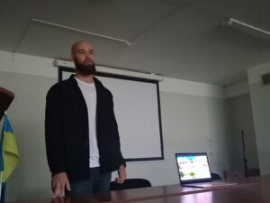 У гостях у КиМУ – американський волонтер і професійний військовий Уокер Хелоун