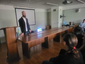 У гостях у КиМУ – американський волонтер і професійний військовий Уокер Хелоун