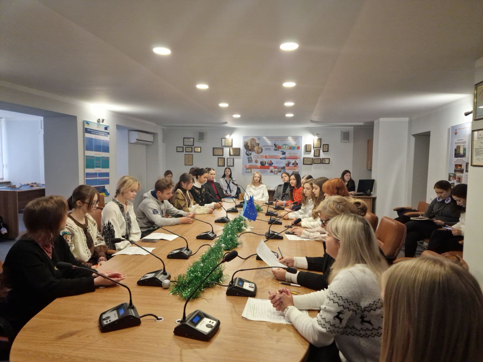 Літературні посиденьки «Творять не тільки письменники, а й читачі» – Gallery 1