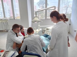 Майстер-клас «Вініри: фотополімер чи кераміка?»