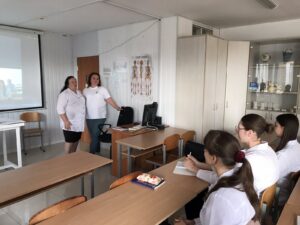Круглий стіл на тему «Згораю, світло даючи»