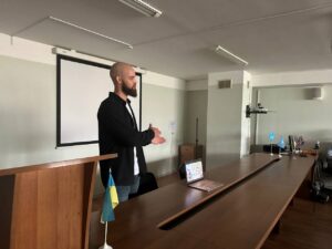У гостях у КиМУ – американський волонтер і професійний військовий Уокер Хелоун