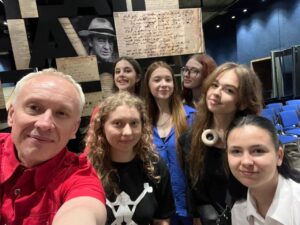 Екскурсія студентів у Театр на Подолі
