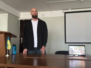 У гостях у КиМУ – американський волонтер і професійний військовий Уокер Хелоун