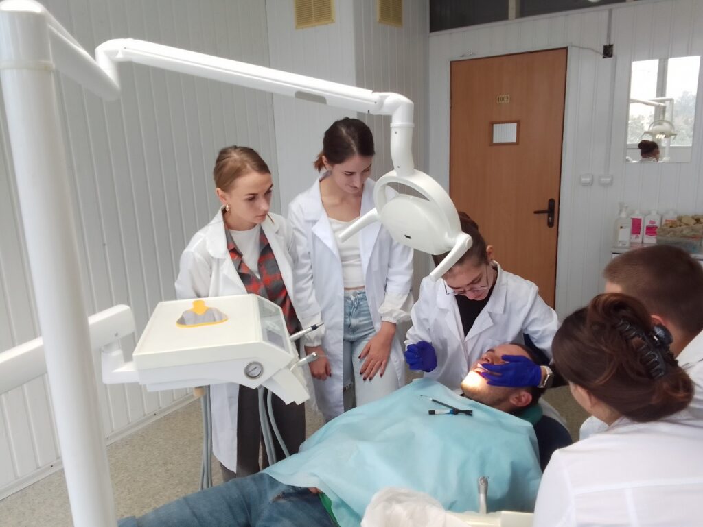Майстер-клас «Вініри: фотополімер чи кераміка?» – Image