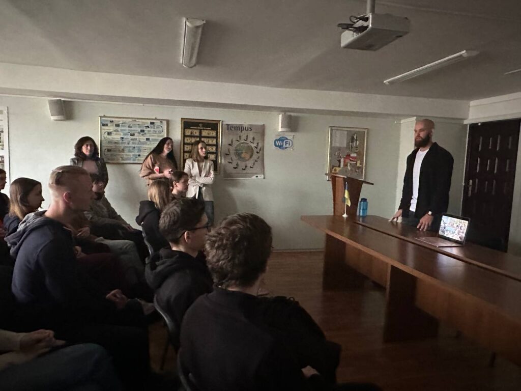 У гостях у КиМУ – американський волонтер і професійний військовий Уокер Хелоун – Image