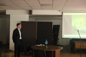 Париж Гемінґвея та сила мовчання: мистецтво читати між рядками