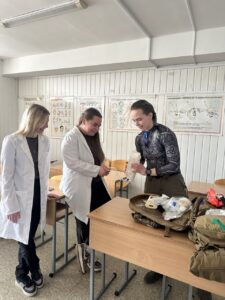 Майстер-клас бойового медика ЗСУ Анастасії Полуденої для студентів-медиків