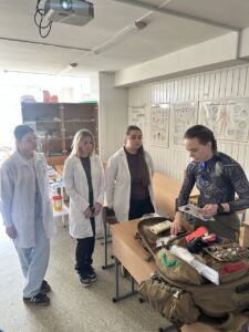 Майстер-клас бойового медика ЗСУ Анастасії Полуденої для студентів-медиків