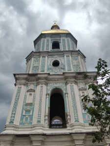 Здобувачі освіти на рисувальній практиці в Софії Київській