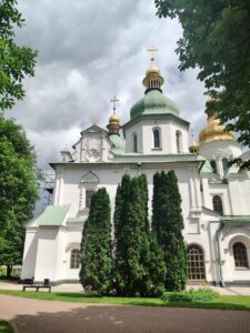 Здобувачі освіти на рисувальній практиці в Софії Київській