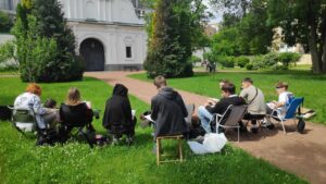 Здобувачі освіти на рисувальній практиці в Софії Київській