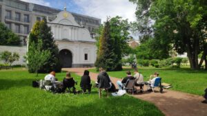 Здобувачі освіти на рисувальній практиці в Софії Київській