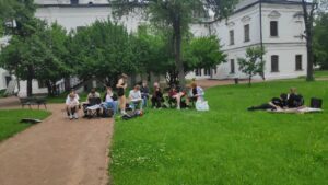 Здобувачі освіти на рисувальній практиці в Софії Київській