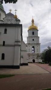 Здобувачі освіти на рисувальній практиці в Софії Київській