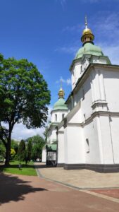 Здобувачі освіти на рисувальній практиці в Софії Київській
