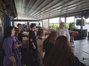 Здобувачі освіти спеціальності «Готельно-ресторанна справа та кейтеринг» на практиці в ресторані «Веранда на Дніпрі»