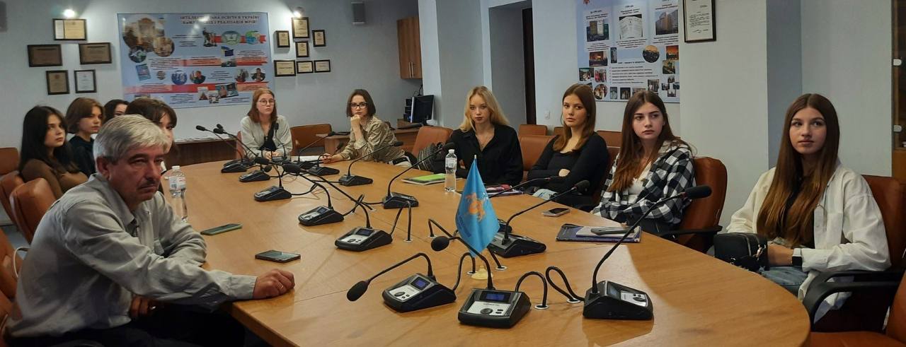 Онлайн–обговорення «Журналістська освіта в Україні: виклики навчання стандартів та етики майбутніх медійників»