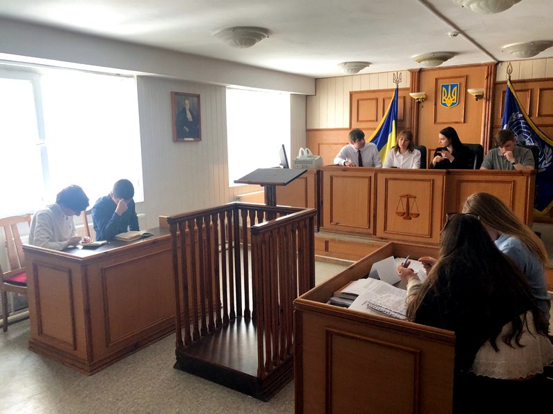 Етапи студентських дебатів з міжнародного права в КиМУ